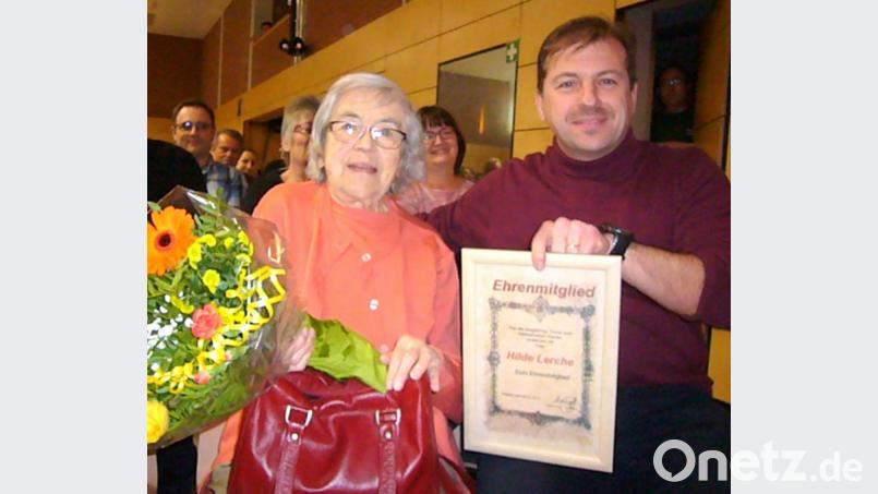 Die ehemalige Lehrerin Hilde Lerche erhält vom 1. Vorstand Hubert Haas die Urkunde über die Ehrenmitgliedschaft. Foto: Archivbild: Heimatverein Rieden/exb