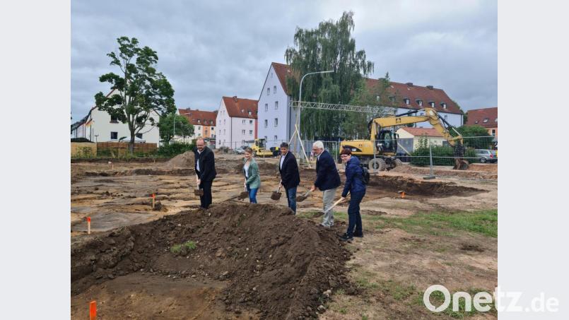 Vorstand und Landrat Andreas Meier (von links), Architektin Katrin Weidner, Vorstand und Bürgermeister Edgar Knobloch, Vorstandsvorsitzender Rupert Troppmann und Regierungsamtsfrau Alexandra Stetzuhn beim Spatenstich für das Wohnungsbauprojekt des Landkreissiedlungswerks Neustadt/WN in Grafenwöhr. Bild: sne