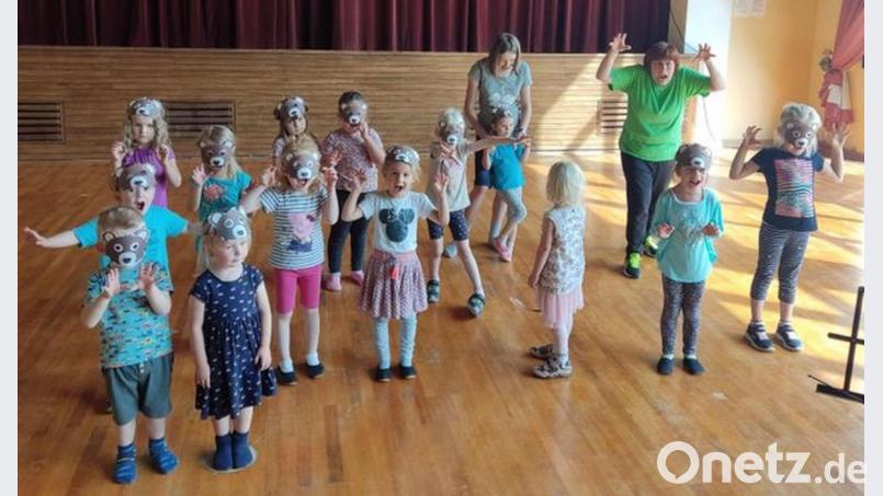 Die jüngsten Teilnehmer am Ferienprogramm des OWV mit den gebastelten Bärenmasken. Bild: OWV Griesbach/exb