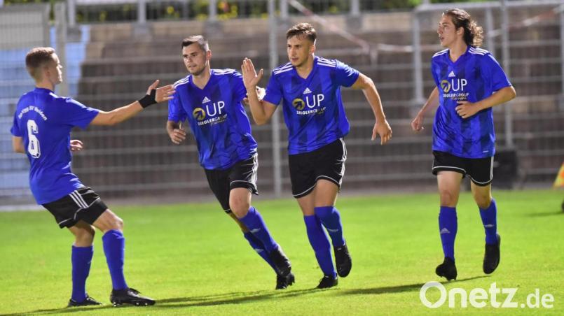 Die Mannschaftskollegen klatschten Nico Argauer (Zweiter von rechts) nach seinem Elfmetertor ab. In der Nachspielzeit legte der Neuzugang vom SC Luhe-Wildenau nach und sorgte mit seinem sechsten Saisontor für den 2:1-Sieg der SpVgg SV Weiden über den TSV Seebach. Bild: A. Schwarzmeier
