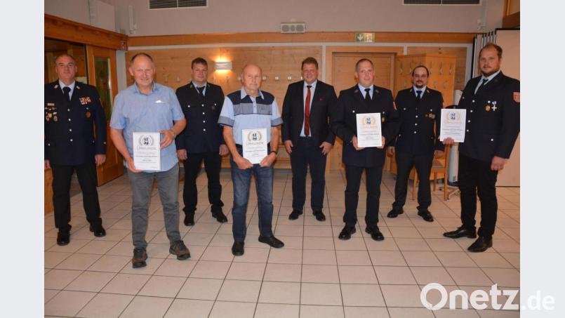 Treue Mitglieder ehrte die Feuerwehr Pechofen bei der kombinierten Jahresversammlung 2019 und 2020. Im Bild (von links) Kreisbrandmeister Wolfgang Wedlich, Martin Weiß, Vorsitzender Matthias Lindinger, Josef Zeis, Bürgermeister Stefan Grillmeier, Hans Eckert, Kommandant Thomas Zintl und Thomas Schaumberger. Bild: jr