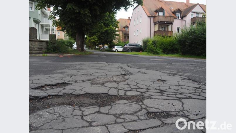 Wahrlich kein Vorzeige-Boulevard: Die Mezgerstraße befindet sich in einem schlechten Zustand. Jetzt soll zumindest eine neue Teerdecke die schlimmsten Schlaglöcher füllen. Bild: ws