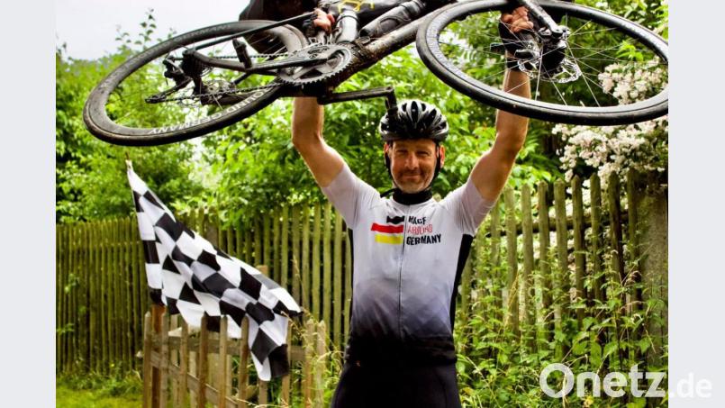 Stefan Herrmann am Ziel. In zehn Tagen hatte er zuvor per Rad Deutschland umrundet. Bild: Herrmann