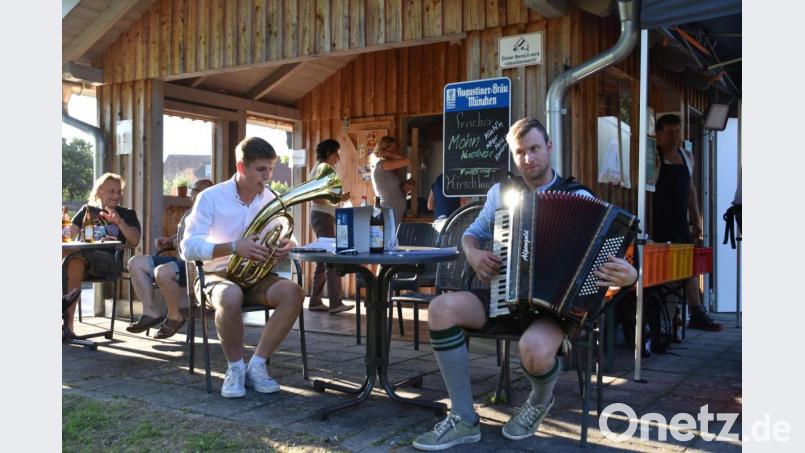 Das Duo „Michael und Fabian“ gab beim Grillabend der Stadt Schönsee den Ton an. Bild: Stadt Schönsee/exb