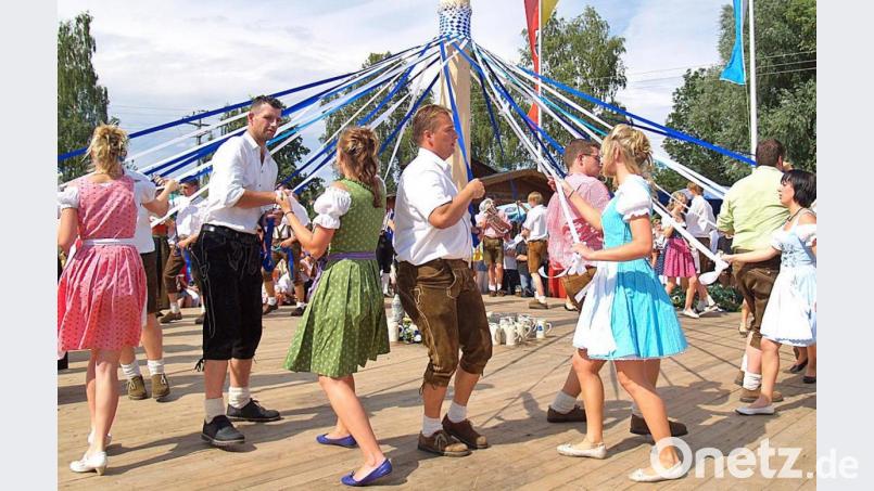 Die Kirwapaare sind eine Bereicherung für das Vilstalfest – hier beim Baumaustanzen. Von 2001 bis 2015 gehörten sie als Sparte dem Heimatverein an. Archivbild: Hubert Söllner