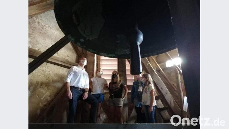 Bei der Ferienprogramm-Aktion „Wir steigen der Basilika aufs Dach!“ durften Kinder und Erwachsene ihnen bislang unbekannte Orte in der Kirche erkunden. Hier im Bild ein Teil der Gruppe mit Stadtpfarrer Dr. Thomas Vogl (links) unter der großen Dreifaltigkeitsglocke. Bild: Pfarrei Waldsassen/exb