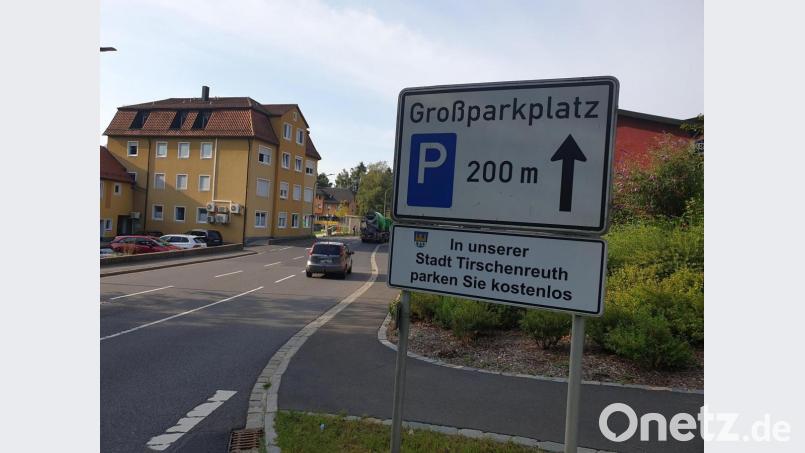 Noch geht es zum Großparkplatz, doch bald wird das Schild auf den &quot;Parkplatz Waldnaabpark&quot; verweisen. Bild: ws