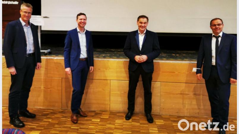 Kassier Michael Schreier (von links), Vorsitzender Landrat Florian Wiedemann, Vorsitzender Landrat Peter Berek, und Ferdinand Reb bei der Versammlung der Tourismuszentrale Fichtelberg. Bild: exb