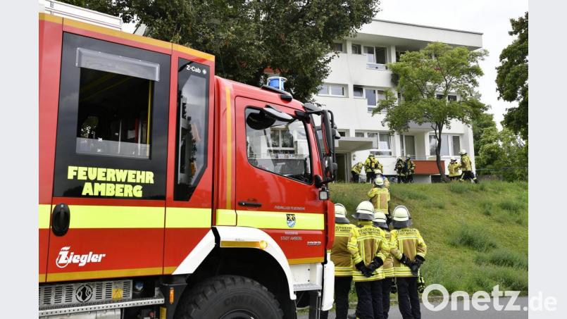 Die Amberger Feuerwehr rückte am Nachmittag an - und schickte in der Nacht darauf erneut einen Löschzug, weil es nochmal geraucht hat. Bild: Petra Hartl