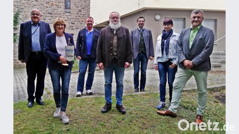 Der Vorstand der CSU-Weiden West mit dem scheidenden Vorsitzenden Hans-Jürgen Gmeiner (ganz rechts) und dem neuen Vorsitzenden Wolfgang Gleissner (Mitte). Bild: R. Kreuzer