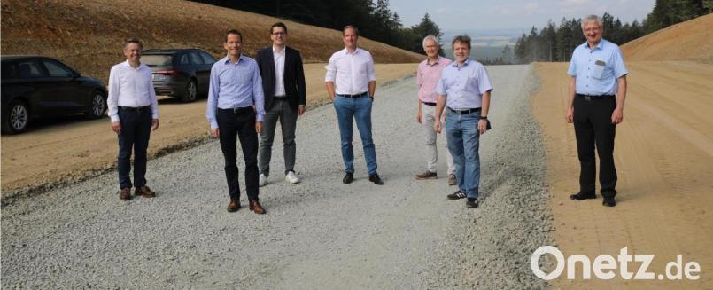 Über den Stand der Bauarbeiten am Hessenreuther Berg informierten sich (von links) Landtagsabgeordneter Tobias Reiß, Bundestagsabgeordneter Albert Rupprecht und Europaabgeordneter Christian Doleschal sowie Bürgermeister Johannes Reger (rechts). Mit auf dem Bild (Vierter bis Sechster von links) vom Staatlichen Bauamt Amberg-Sulzbach Tobias Bäumler, Gerhard Kederer und Behördenleiter Roman Beer. Bild: njn