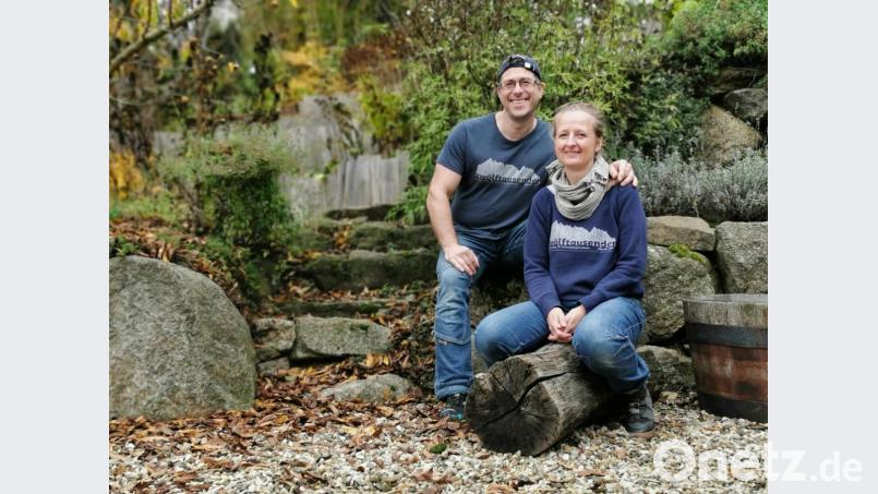 Sonja und Volker Seebauer fühlen sich in ihrem Naturgarten sehr wohl. Bild: Portner