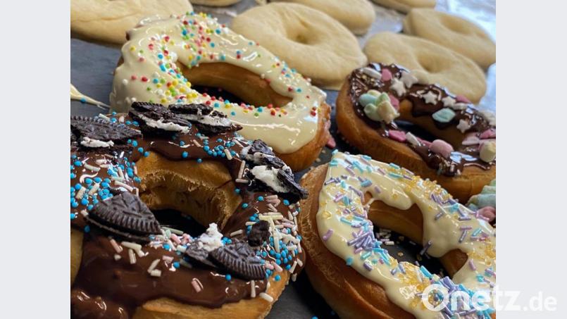 Vom einfachen Hefeteig zum süßen Kunstwerk – bei der Dekoration der Donuts ließen die Kinder ihrer Kreativität freien Lauf. Bild: vsr