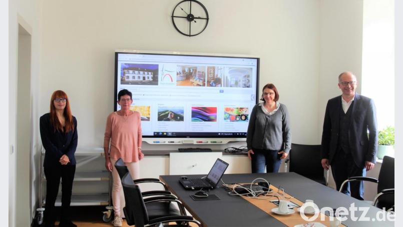 Die Mitarbeiterinnen der Bücherei, Deborah Pregler, Christine Schubert und Judith Schliermann (von links), präsentierten die neue Software. Unterstützung erhielten sie von Bürgermeister Roman Schäffler. Bild: stg