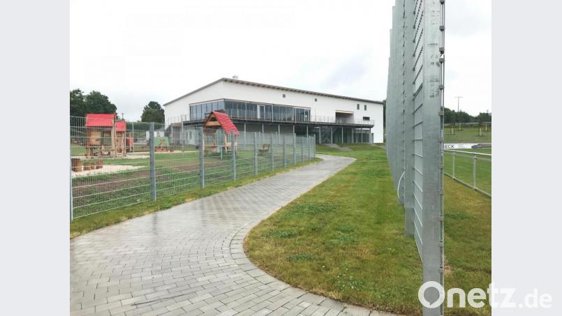 Der Sportpark Pirk steht in den Startlöchern. Wegen Corona, Materiallieferschwierigkeiten und Urlaub hat sich die offizielle Einweihung jedoch verzögert. Sie soll nun im September oder Oktober über die Bühne gehen. Bild: Gabi Schönberger