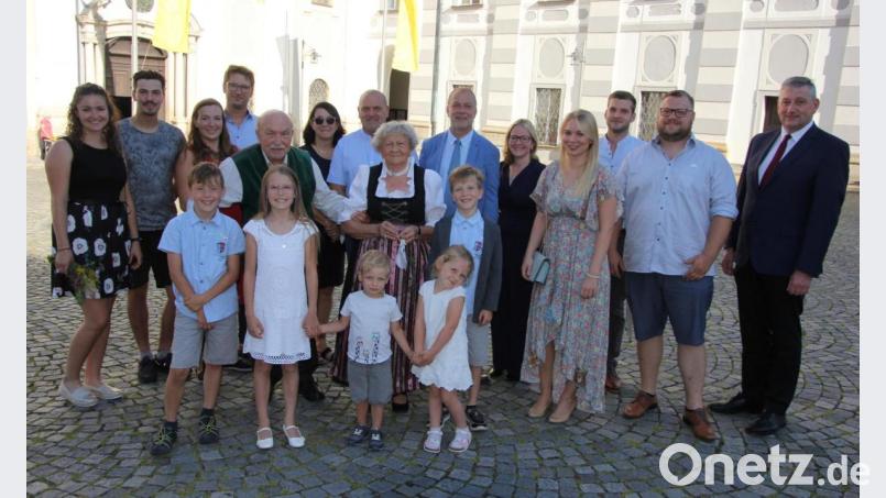 Marianne und Kurt Heinzl (Mitte) feierten jetzt im Kreise der Familie ihre Eiserne Hochzeit. Es gratulierte auch Waldsassens Dritter Bürgermeister Markus Scharnagl (rechts). Bild: kro
