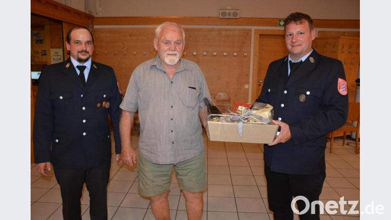 Viele Jahre lang war Vladislav Migula (Mitte) Zeltbaumeister bei den Pfingstfesten der Feuerwehr Pechofen, nun hörte er aus Altersgründen auf. Dank zollten ihm Vorsitzender Matthias Lindinger (rechts) und Kommandant Thomas Zintl. Bild: jr