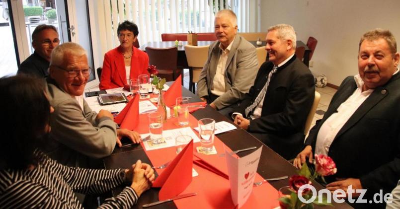 Die Landtagsangeordnete Inge Aures (Mitte) folgte einer Einladung des SPD-Ortsvereinsvorsitzenden Peter Danninger (links hinten) nach Auerbach. Bürgermeister Joachim Neuß sein Vize Norbert Gradl nahmen am Gespräch teil. Bild: jma