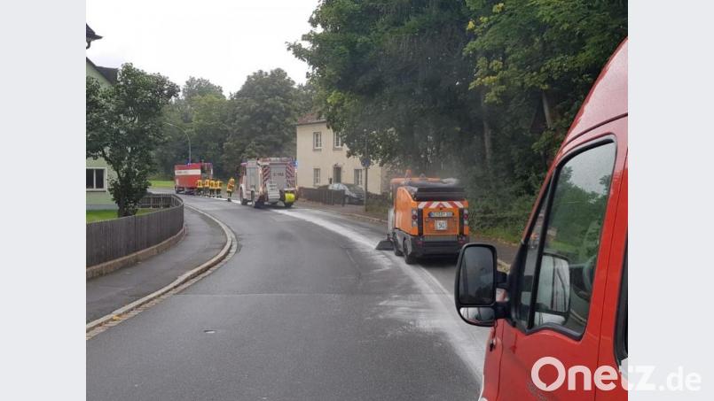 Einsatzkräfte der Feuerwehr Kemnath sicherten die betroffenen Straßenbereiche ab und leiteten den Verkehr, brachten Bindemittel auf und arbeiteten dieses ein. Mitarbeiter des Bauhofs nahmen das Bindemittel mit der Kehrmaschine auf und errichteten Warnschilder. Bild: mde