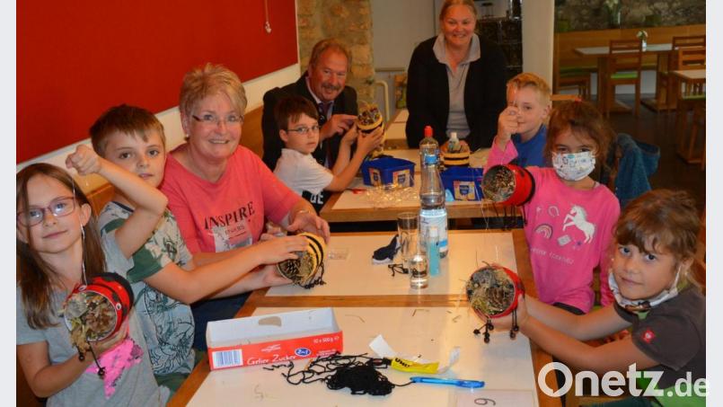 An zwei Tagen waren Kinder ins Mehrgenerationenhaus eingeladen, um Insektenhotel zu basteln. Mit dabei waren (von links) Renate Krieglsteiner, Zweiter Bürgermeister Johann Brandl und Sabine Kirchmann. Bild: jr