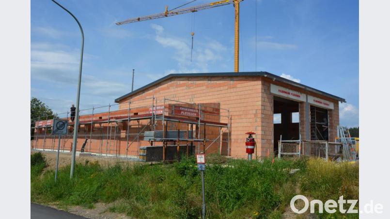 Das neue Feuerwehrgerätehaus in Pleußen von der Ortsstraße im oberen Dorf aus gesehen. Die Bauarbeiten sollen 2023 abgeschlossen werden, zum 125-jährigen Vereinsbestehen 2024 soll das Gebäude den kirchlichen Segen erhalten. Bild: jr