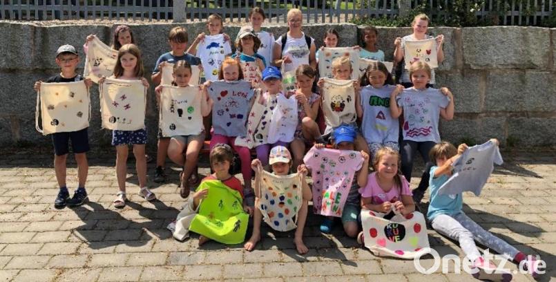 Die Kinder zeigen stolz ihre kreativen Kunstwerke. Bild: Kunst- und Kulturverein Erbendorf e.V./Norina Frischholz/exb