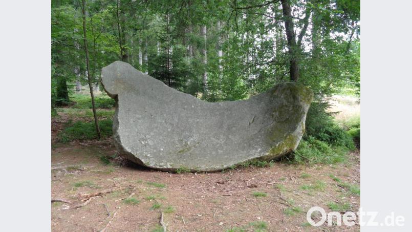 Sehenswert: Das steinerne Sattelross zwischen Oberviechtach und Dieterskirchen. Bild: amö