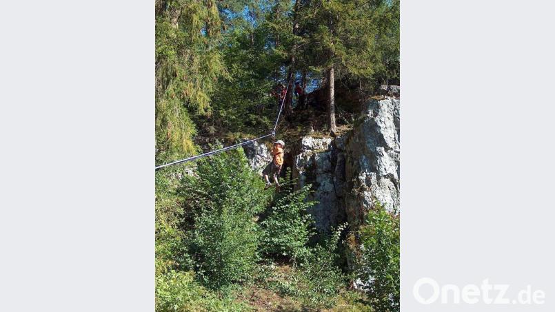 &quot;Kraxeln&quot; und Abseilen am Holzfelsen – Spaß ist alljährlich garantiert für die Kinder beim Ferienprogramm des Heimatvereins. Bild: Hubert Söllner