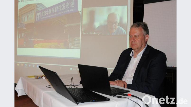 Per Videokonferenz berichtete der renommierte Infektiologe Professor Dr. Bernd Salzberger den Oberpfälzer Landräten um den Bezirksvorsitzenden Landrat Richard Reisinger über den Verlauf der Corona-Pandemie und gab seine Einschätzung zur weiteren Entwicklung ab. Bild: Christine Hollederer/exb