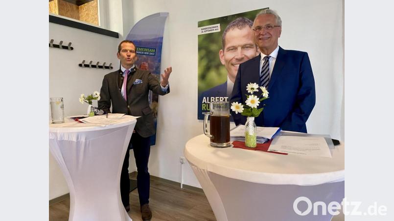 Innenminister Joachim Herrmann (rechts) diskutiert auf Einladung Albert Rupprechts mit Sportfunktionären aus der Region. Bild: Eichl