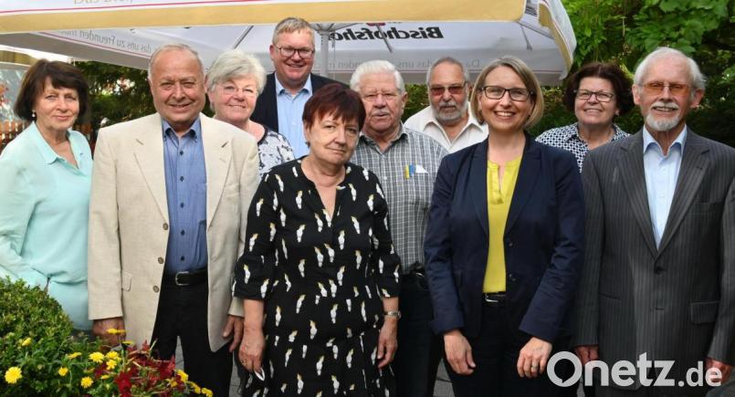 Der neue SU-Vorstand zusammen mit dem Oberbürgermeister und der CSU-Direktkandidatin (von links): Gerda Lettl, Gerhard Hollederer, Christa Beck, Michael Cerny, Evi Bauer-König, Werner Vornlocher, Wolfgang Zagel, Susanne Hierl, Elisabeth Zagel und dem wiedergewählten Vorsitzenden Rudolf Maier. Bild: gf