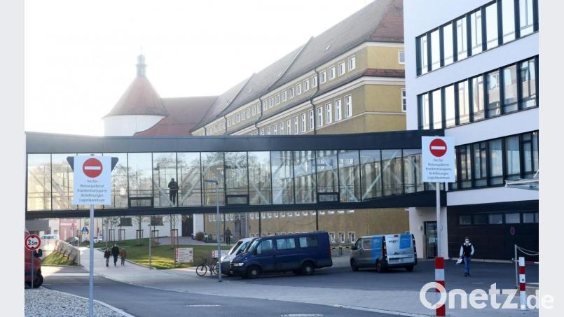 Hier geht&#039;s in dieser Richtung nicht weiter. Im ockerfarbenen Verwaltungstrakt der Kliniken Nordoberpfalz AG stehen offenbar personelle Veränderungen an. Archivbild: Gabi Schönberger