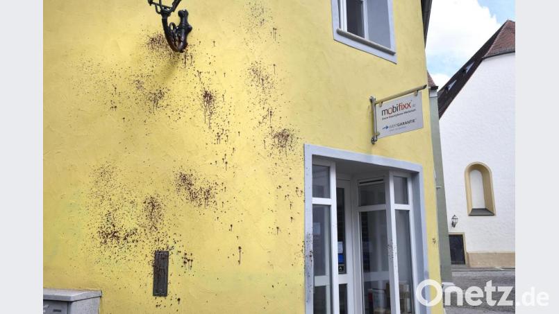 Farbspritzer bis auf Höhe des ersten Stockes: Die Paradiesgasse 2 wurde zum dritten Mal innerhalb kurzer Zeit beschmiert. Hausbesitzer und Mieter setzen eine Belohnung aus, wenn der Täter geschnappt wird. Bild: Petra Hartl