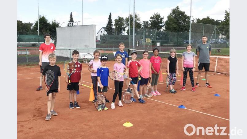 Die Teilnehmer der Schnuppertennis-Olympiade mit den Trainern Simon Härtl (links) und Michael Kiermaier. Bild: TC Tirschenreuth/exb
