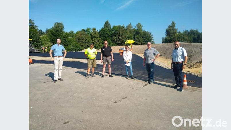 Bauabnahme und Verkehrsfreigabe der neuen Zufahrtsstraße im Autohof erledigen in einem Aufwasch (von links) Bauamtsleiter Christian Meier, Polier Viorel Knoblauch und Oberbauleiter Robert Niesner mit Anna-Lena Grötsch und Dietmar Hammerl vom Ingenieurbüro Bamler, sowie Bürgermeister Markus Bauriedl. Bild: fjo