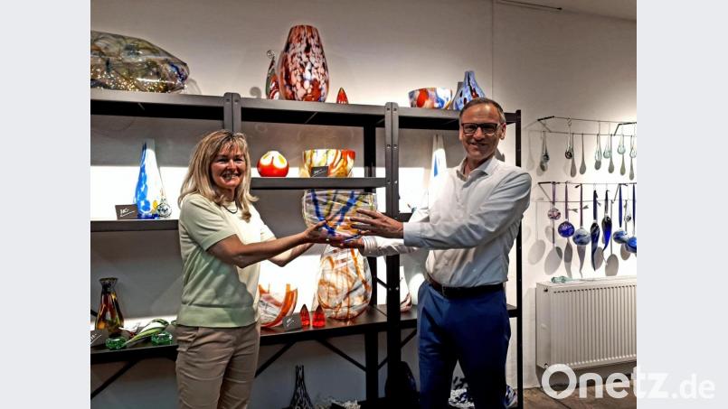 Für die Stadt Waldsassen durfte Bürgermeister Bernd Sommer von Cornelia Maurer eine wertvolle Schale aus mundgeblasenem Lamberts-Glas in Empfang nehmen. Bild: pz