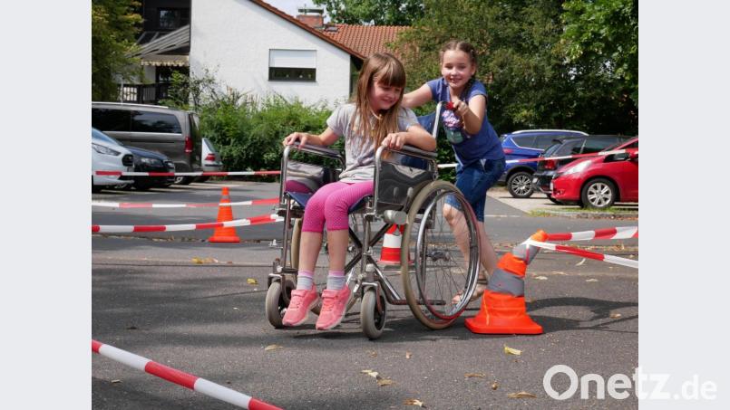 Sehr viel Spaß bereitete den Kindern das Rollstuhlrennen, bei dem sie großen Ehrgeiz entwickelten. Bild: hmr