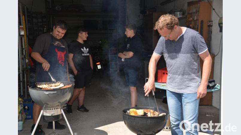 Die beiden Grillmeister Harald Tretter (links) und Manuel Griener hatten die Grillerei fest im Griff Bild: ak