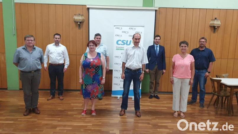 Roland Rauch (vorne, Dritter von links) bleibt die nächsten zwei Jahre Vorsitzender des CSU-Ortsverbandes Oberwildenau. Ihm zur Seite stehen als Vertreter Gerhard Kres, Elisabeth Seiffert (vorne, von links), Silvia Ippisch (vorne Reihe, rechts), Stefan Duschner (hinten, Zweiter von links) ist wieder Schriftführer, die Kassenführung übernimmt Walter Widmann (hinten Reihe, rechts). Bild: bey