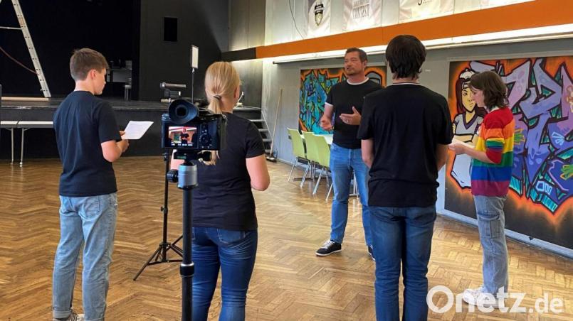 Auf ein Date mit SPD-Bundestagsabgeordneten Uli Grötsch (SPD)? Das Jugendzentrum macht das und mehr demnächst möglich. Bild: Johanna Grillenbeck/exb