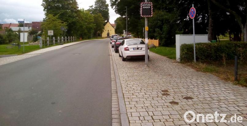 Nicht immer wird in der Walbenreuther Straße vorbildlich geparkt. Die Behinderungen waren Thema in der Sitzung des Ferienausschusses des Stadtrates. Bild: fpoz