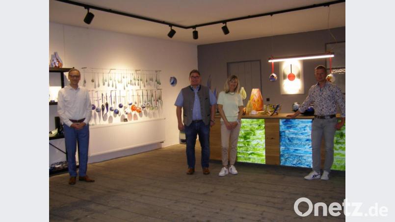 Im neuen Showroom der Glashütte Lamberts, der künftig den Abschluss von Führungen für die Öffentlichkeit bilden soll. Bei der Eröffnung zu Beginn der Woche (von links) Bürgermeister Bernd Sommer, Rainer Schmitt und Cornelia Maurer sowie Prokurist Christian Baierl. Bild: pz