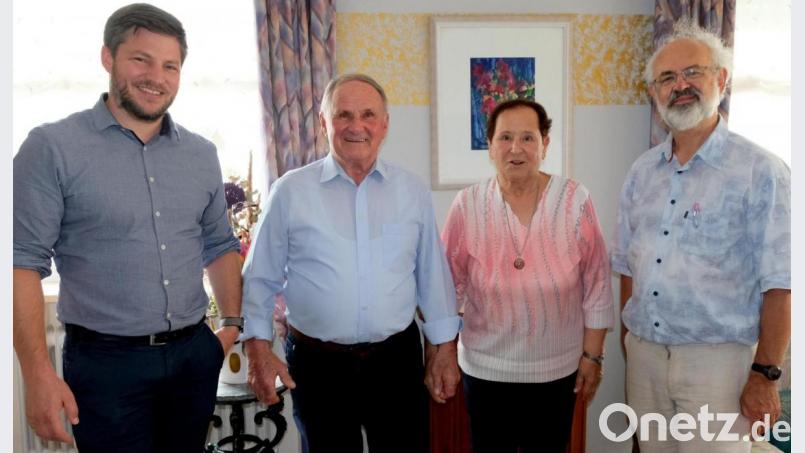 Bürgermeister Peter Neumeier (links) und Pfarrer Heinrich Rosner (rechts) gratulieren dem rüstigen Jubilar, hier zusammen mit Ehefrau Magda in der Mitte, zum fünfundachtzigsten Geburtstag. Bild: mab