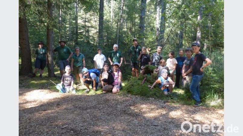 Eine muntere Kinderschar bereicherte den Holzweg mit einer neuen Attraktion Bild: rn