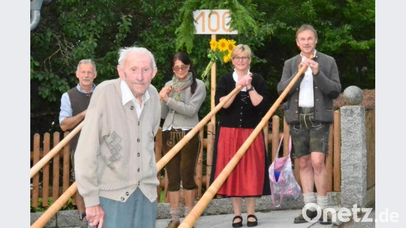 Mit ungewöhnlichen Instrumenten überraschen die &quot;Schellenberger&quot; Herbert Neumann an seinem 100. Geburtstag. Bild: fjo