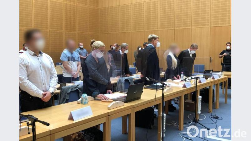 Die Angeklagten stehen mit ihren Anwälten vor Prozessbeginn im Gerichtssaal. Archivbild: Ute Wessels/dpa