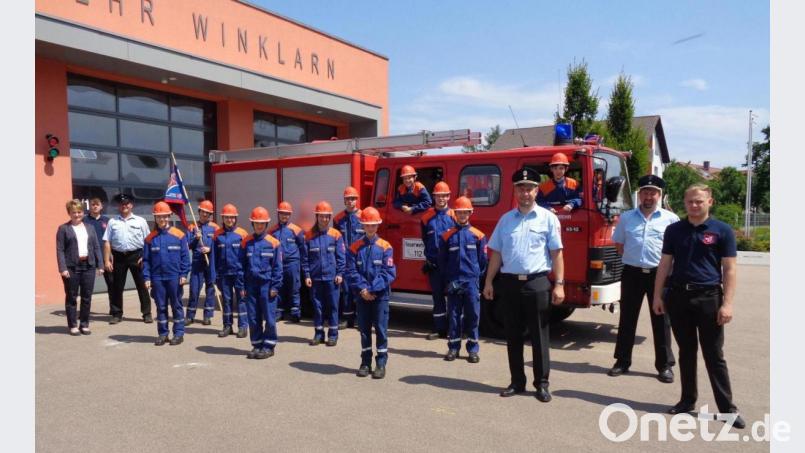 Die Feuerwehrverantwortlichen und Bürgermeisterin Sonja Meier lobten das Engagement der Jugendlichen. Alle bestanden die Prüfung. Bild: amö