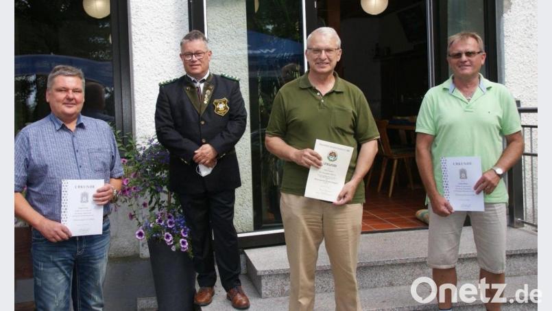 Die Geehrten mit ihrem Oberschützenmeister (von links): Jürgen Knott (25), OSM Wolfgang Sennfelder, Peter Danzer (40) und Albert Hierl (40). Bild: dop