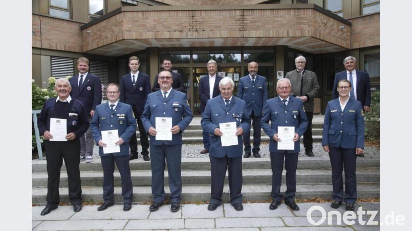 Landrat, Mandatsträger und Funktionäre ehrten langjährige ehrenamtliche Helfer. Das Bild zeigt vorne von links: Wolfgang Bernert, Martin Liebl, Christian Reinhardt, Michael Bauer, Josef Lobinger und Veronika Engler. Bild: Hirsch