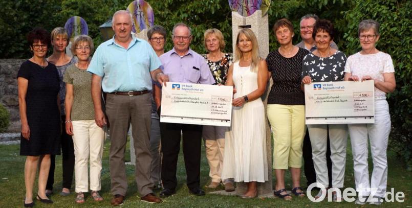 Bei den Stelen der Pfarrkirche überreichte der Vorstand des Katholischen Frauenbunds die beiden Spenden. Von links Monika Voit, Sonja Legath, Rita Heser, Herbert Putzer, Elisabeth Panzer, Robert Steinkohl vom der Kinderkrebshilfe Oberpfalz Nord, Waltraud Fick, Christine Mayer, Renate Hirschmann, Pfarrer Reinhard Forster, Agnes Dötsch und Andreas Weinkopf. Bild: bkr
